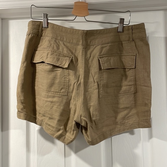 Apt 9 lightweight linen/rayon sz 10 khaki shorts w hidden button back pockets. - Picture 4 of 5